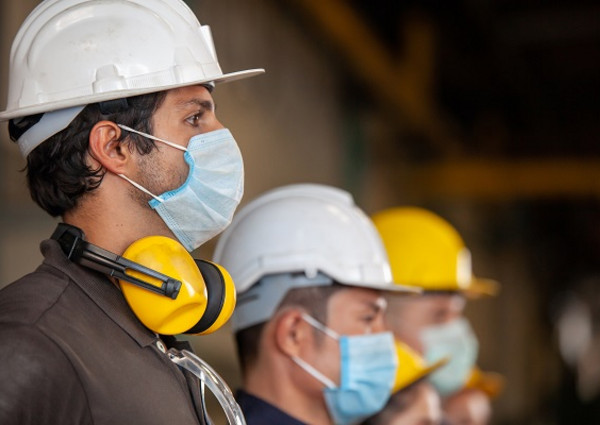 Produktion Sicherheit Symbolbild Arbeiter mit Maske
